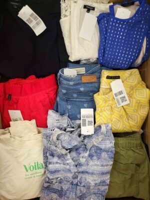 The photo shows a package with clothing in the category U.