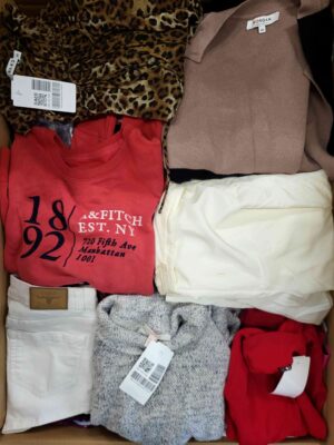 The photo shows a package with clothing in the category U.