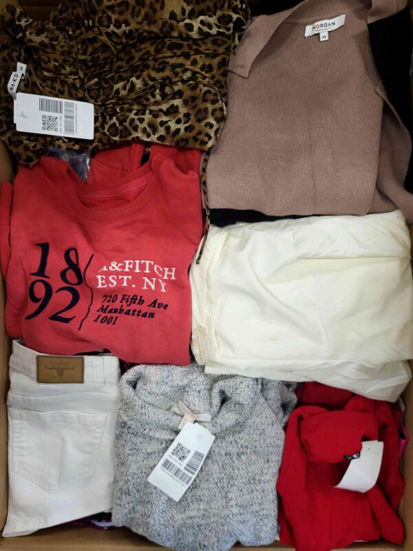 The photo shows a package with clothing in the category U.
