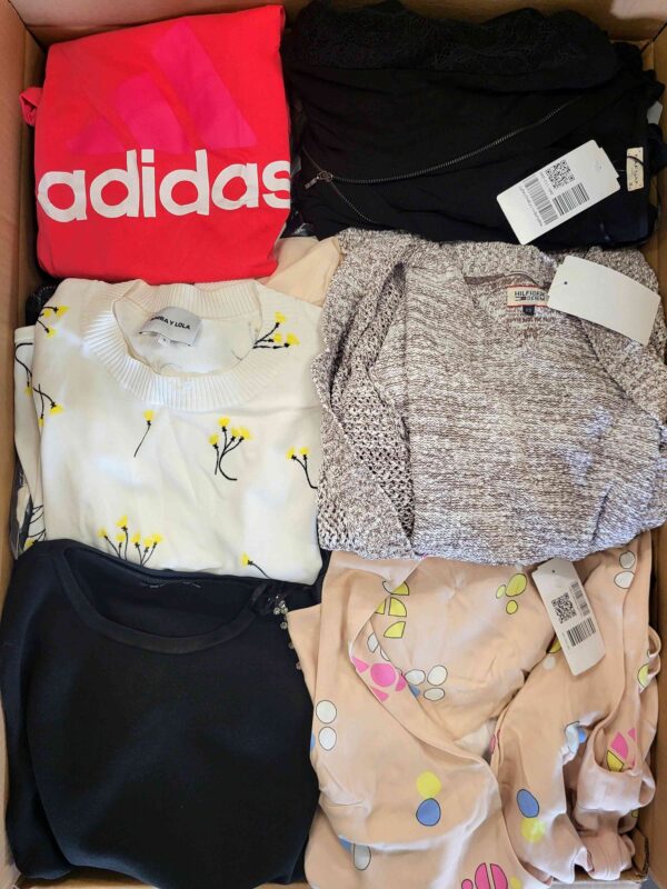 The photo shows a package with clothing in the category U.