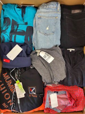 The photo shows a package with clothing in the category U.