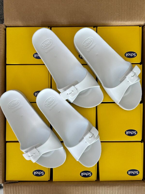 The photo shows a package with clothing in the category B.