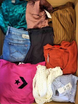 The photo shows a package with clothing in the category U.