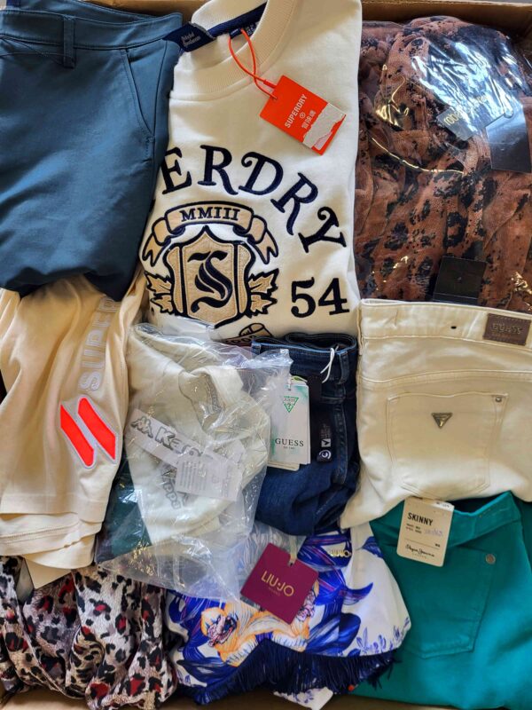 The photo shows a package with clothing in the category T.