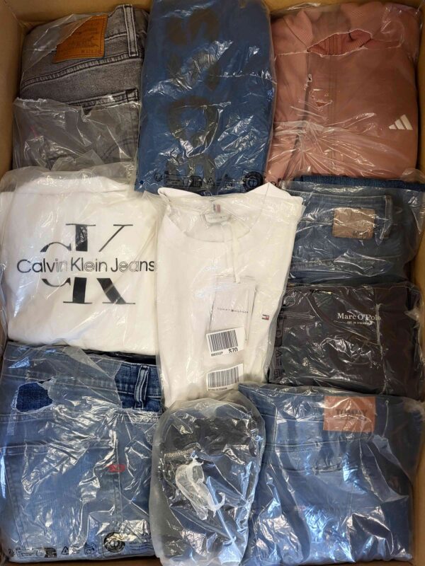 The photo shows a package with clothing in the category D.