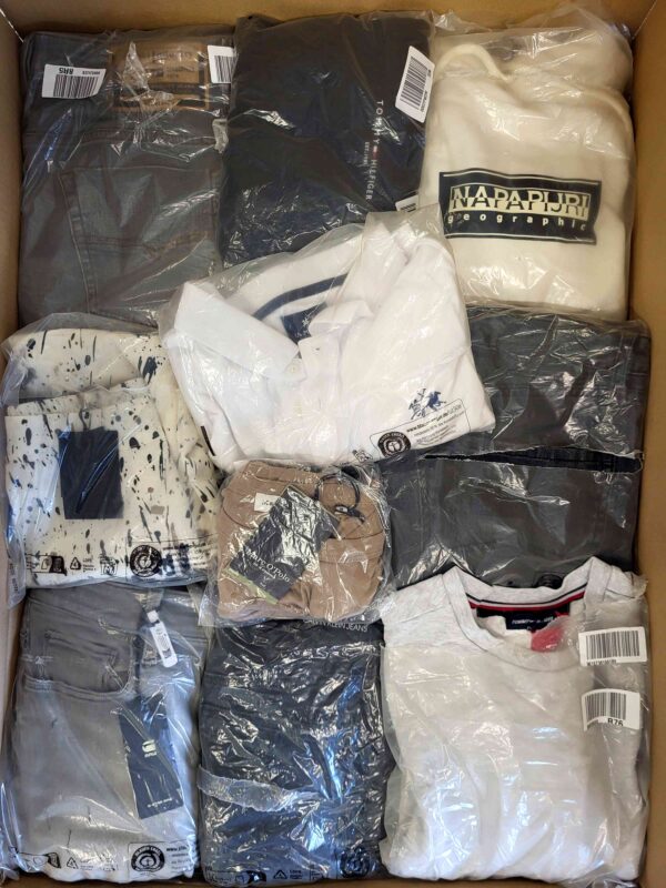 The photo shows a package with clothing in the category D.