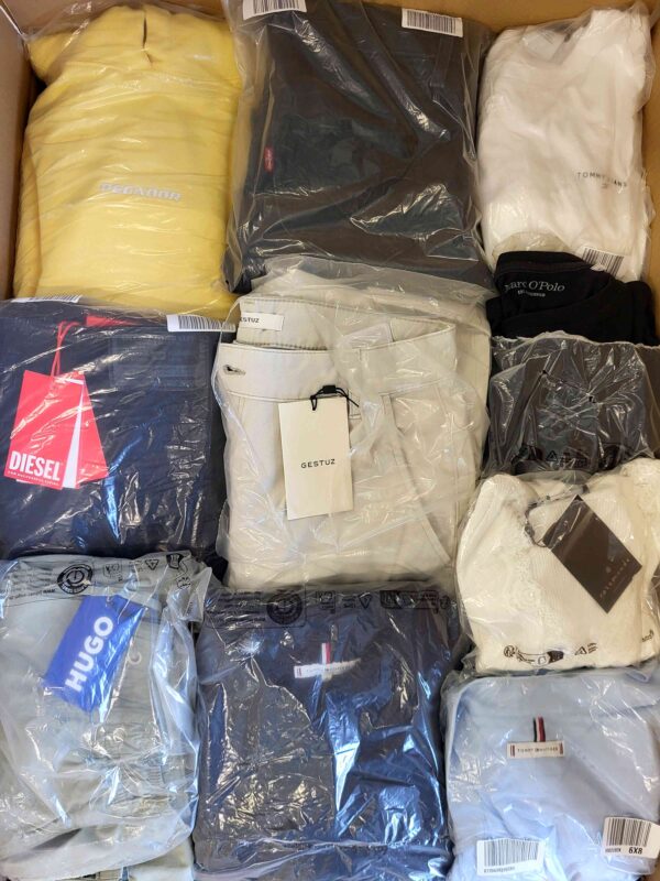 The photo shows a package with clothing in the category D.