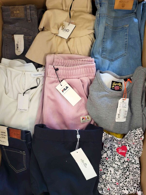 The photo shows a package with clothing in the category T.