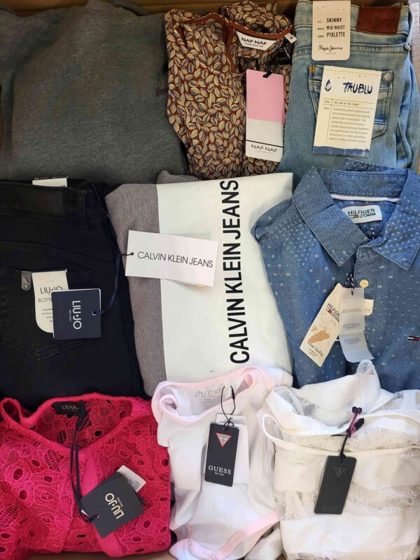 The photo shows a package with clothing in the category T.
