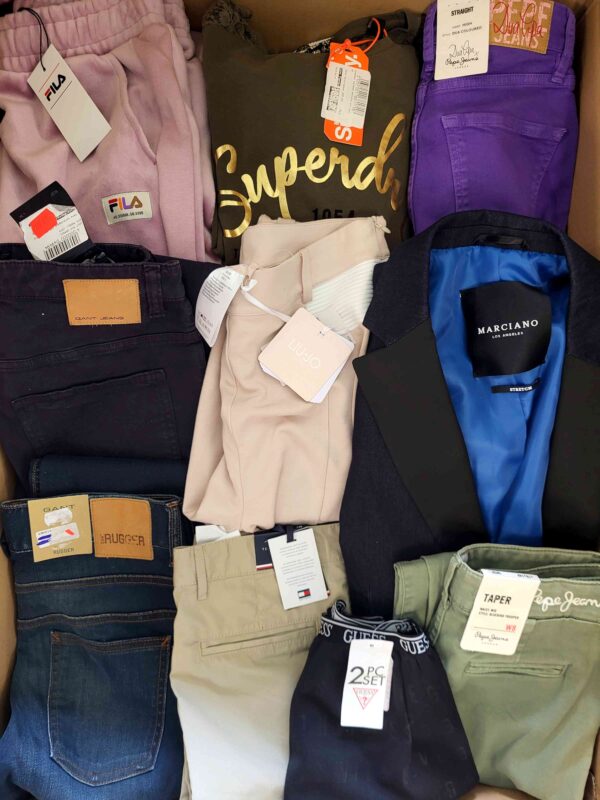 The photo shows a package with clothing in the category T.