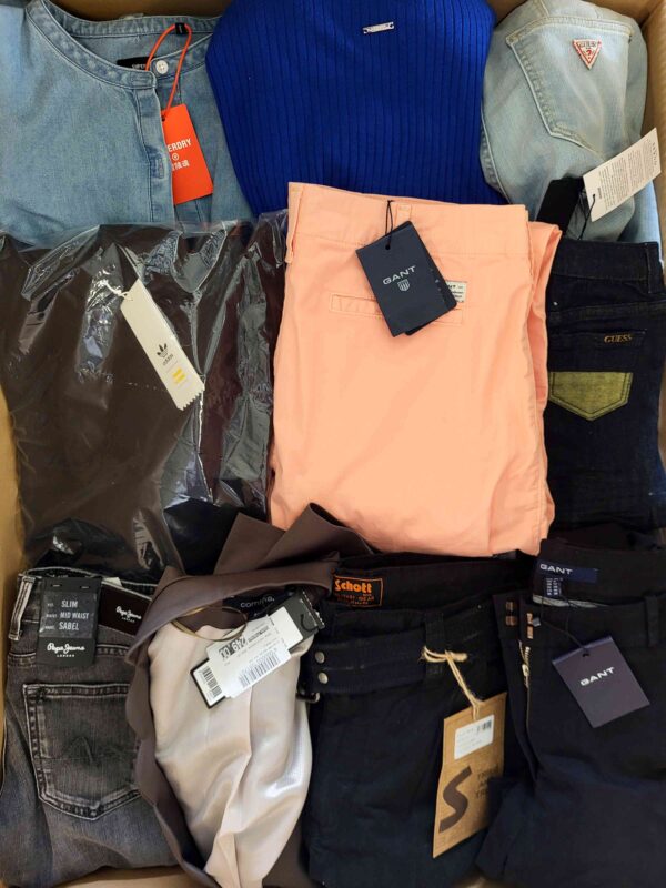 The photo shows a package with clothing in the category T.