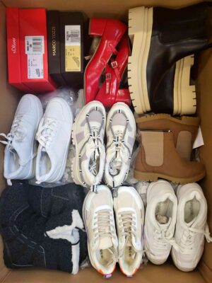 The photo shows a package with clothing in the category BPS.