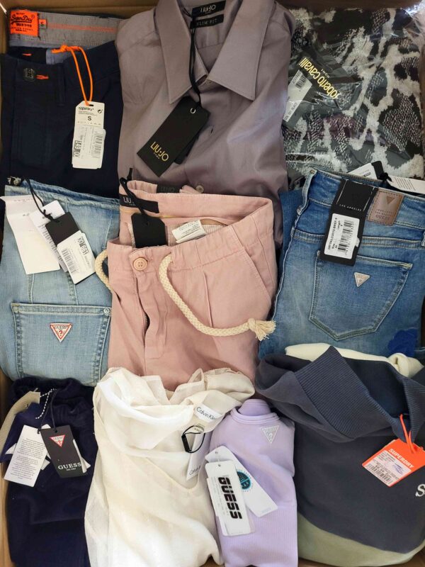 The photo shows a package with clothing in the category T.