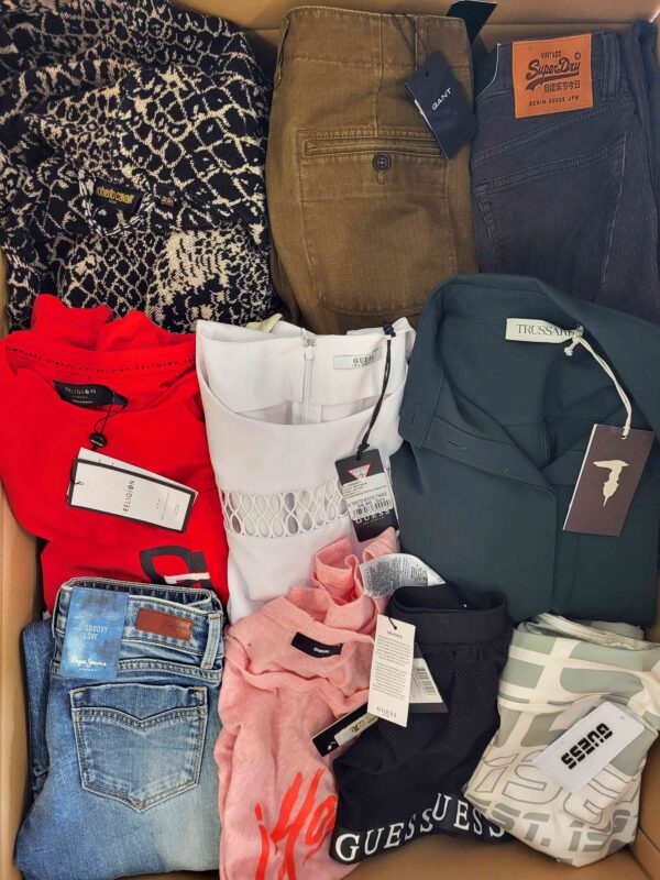 The photo shows a package with clothing in the category T.