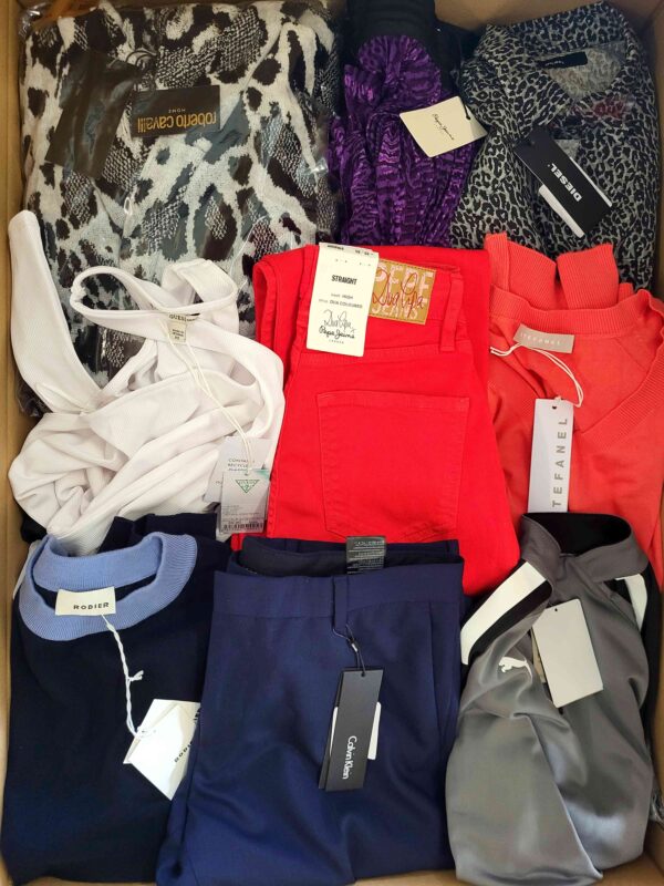 The photo shows a package with clothing in the category T.