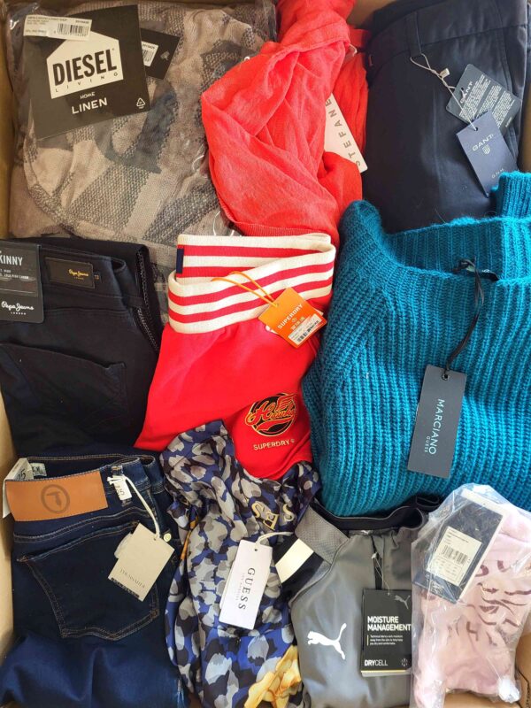 The photo shows a package with clothing in the category T.