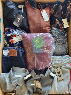 The photo shows a package with clothing in the category T.