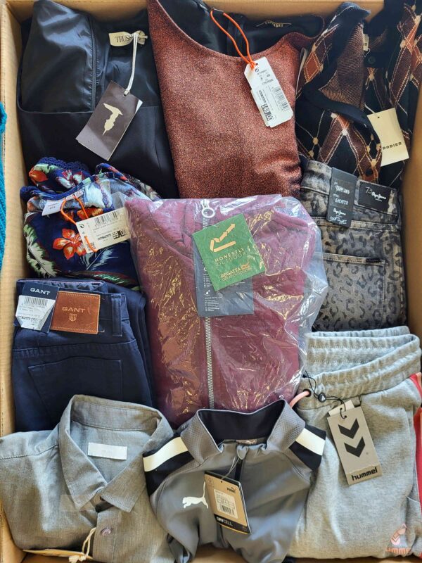 The photo shows a package with clothing in the category T.