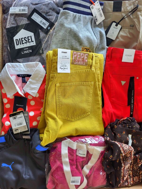The photo shows a package with clothing in the category T.