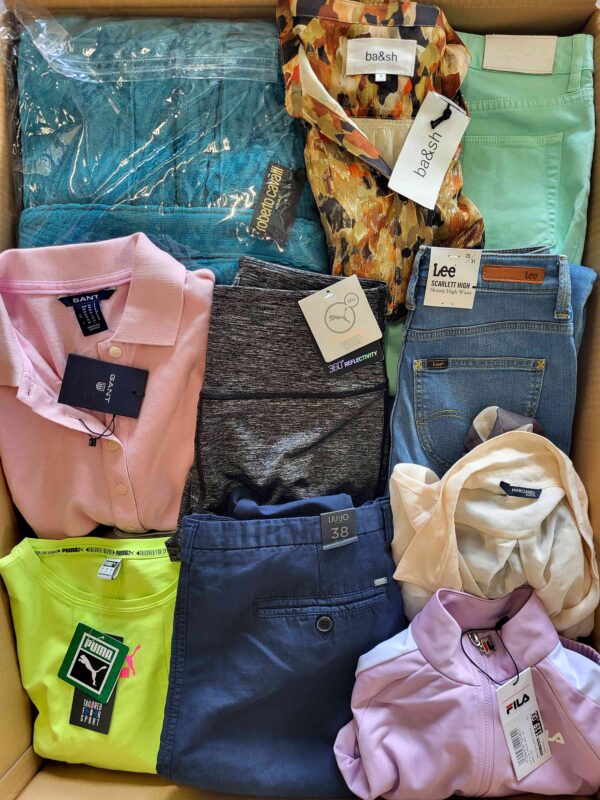 The photo shows a package with clothing in the category T.