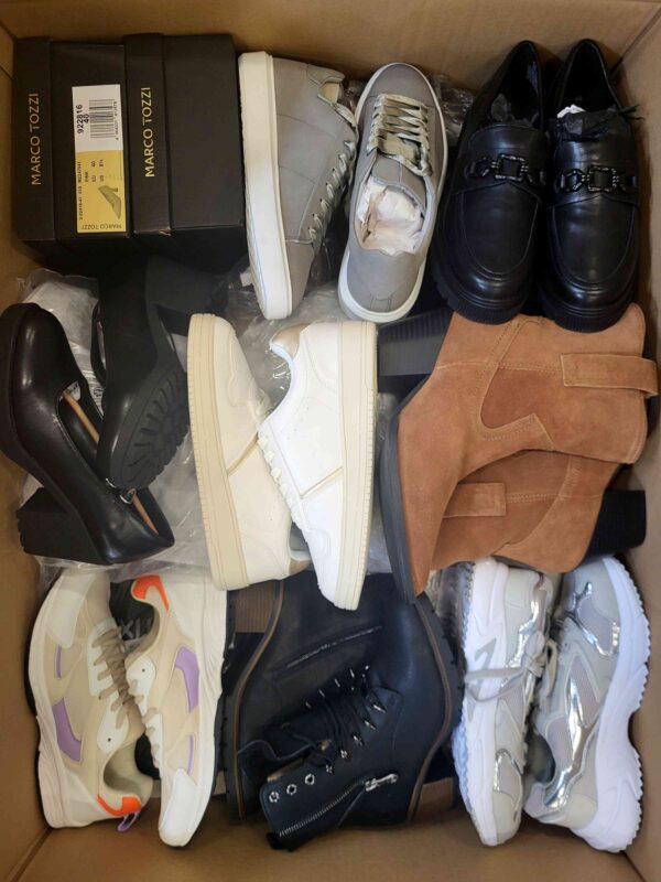 The photo shows a package with clothing in the category BPS.