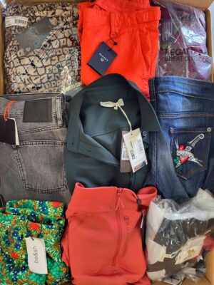 The photo shows a package with clothing in the category T.