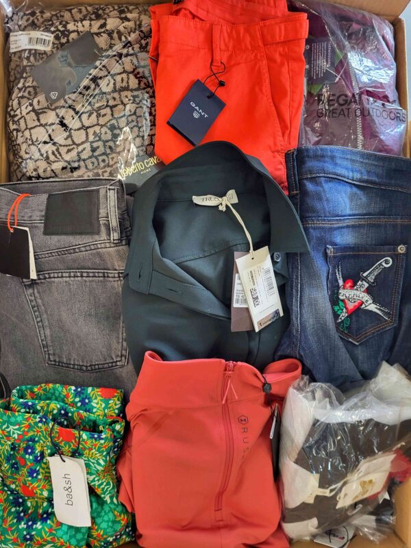 The photo shows a package with clothing in the category T.