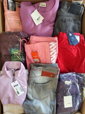 The photo shows a package with clothing in the category T.