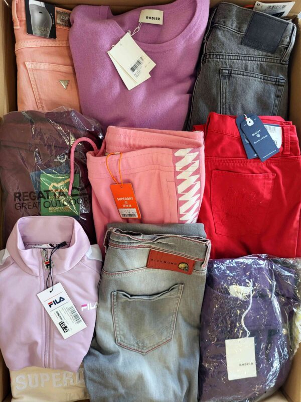 The photo shows a package with clothing in the category T.