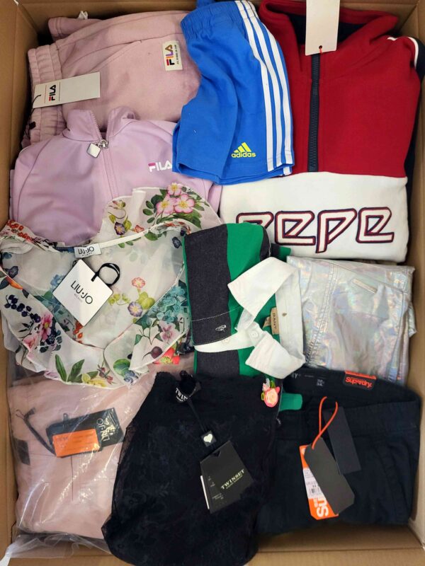 The photo shows a package with clothing in the category T.