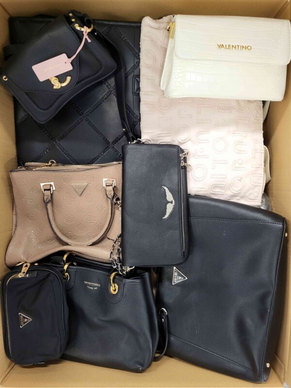 The picture shows a package with accessories in the category HC.