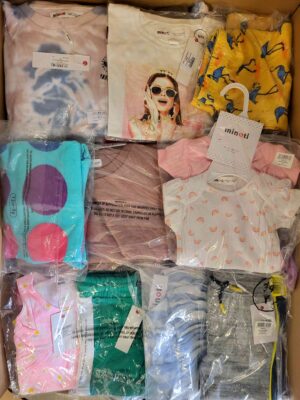 The photo shows a package with clothing in the category N.