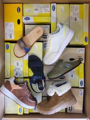 The photo shows a package with footwear in the category SM.