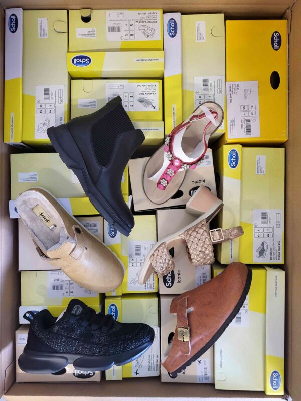 The photo shows a package with footwear in the category SM.