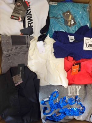 The photo shows a package with clothing in the category T.