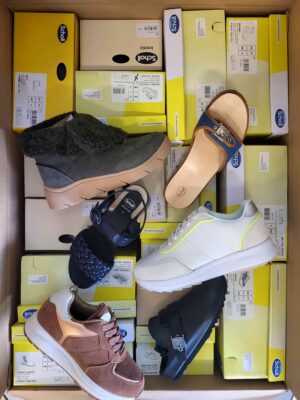 The photo shows a package with footwear in the category SM.