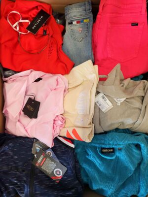 The photo shows a package with clothing in the category T.