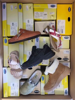 The photo shows a package with footwear in the category SM.