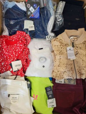 The photo shows a package with clothing in the category T.