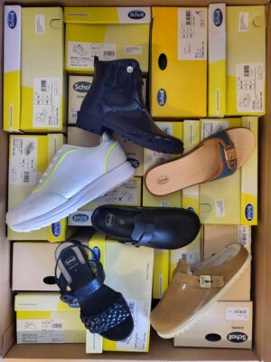 The photo shows a package with footwear in the category SM.