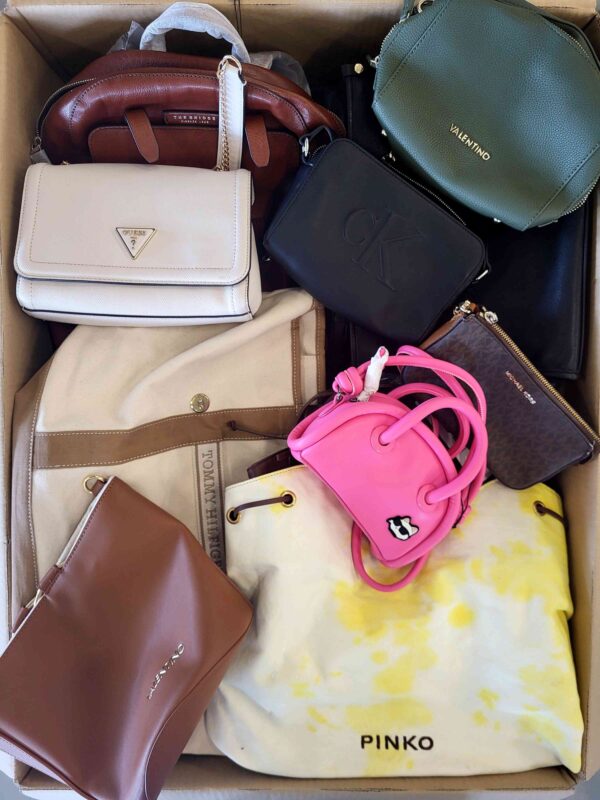 The picture shows a package with accessories in the category HD.