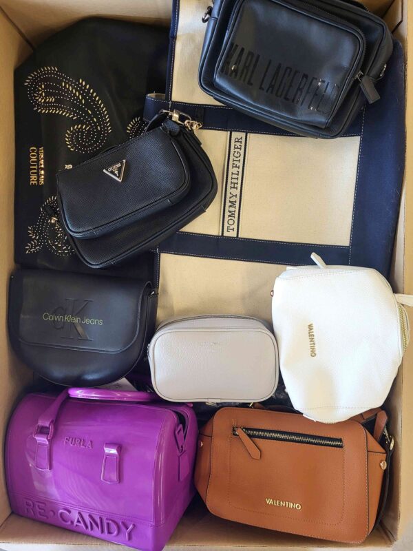 The picture shows a package with accessories in the category HD.