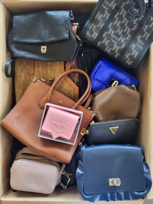The picture shows a package with accessories in the category HD.