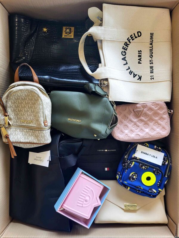 The picture shows a package with accessories in the category HD.