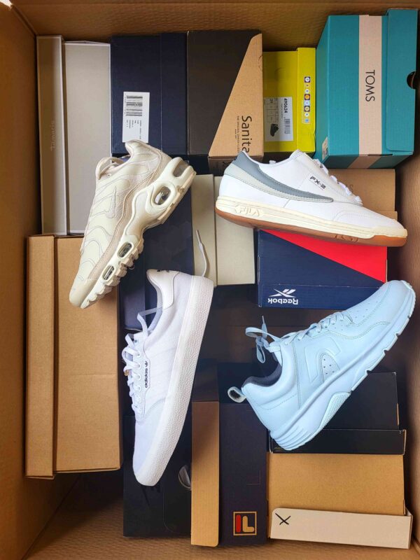 The photo shows a package with footwear in the category BS.