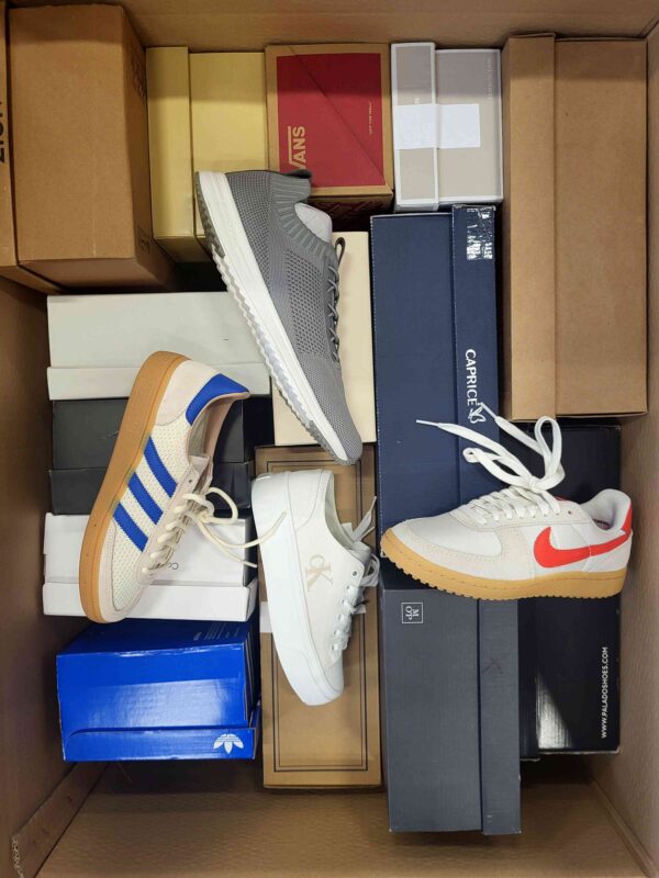 The photo shows a package with footwear in the category BS.