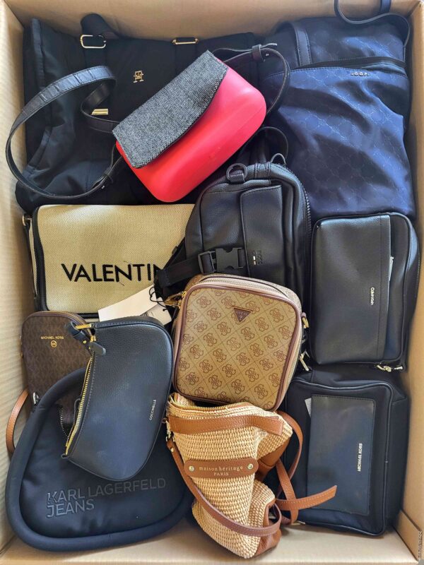The picture shows a package with accessories in the category HD.