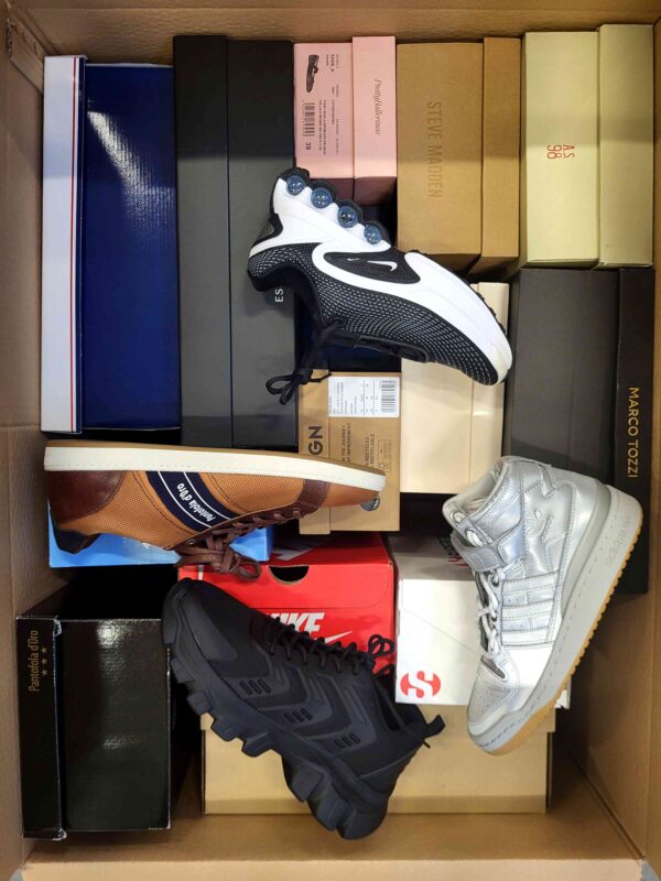 The photo shows a package with footwear in the category BS.