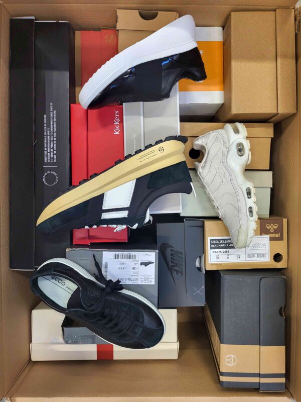The photo shows a package with footwear in the category BS.