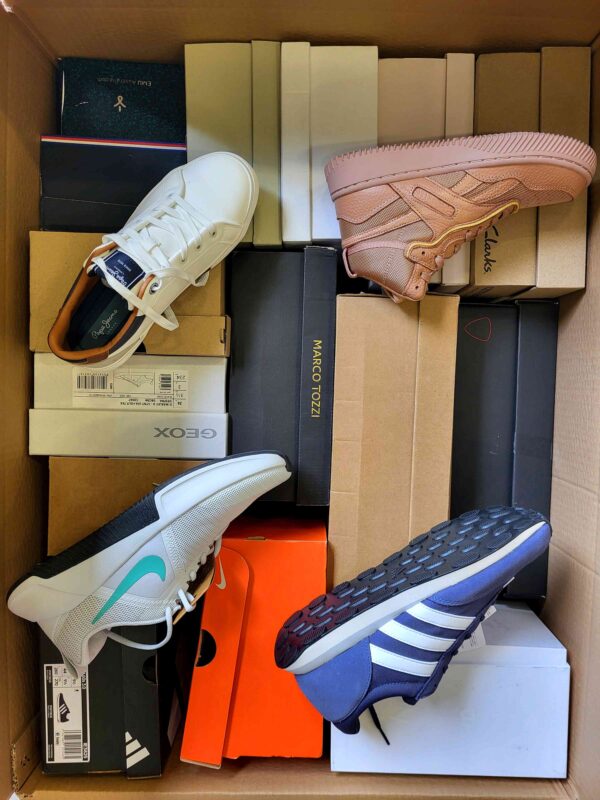 The photo shows a package with footwear in the category BS.